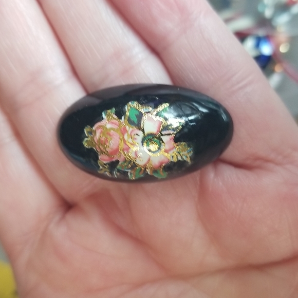 BLACK OVAL CUSHION Floral Lapel pin - Picture 2 of 3